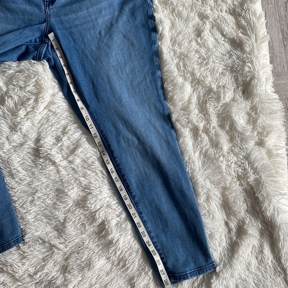 Lane Bryant High-Rise Sateen 3-Button Jegging - Picture 6 of 9